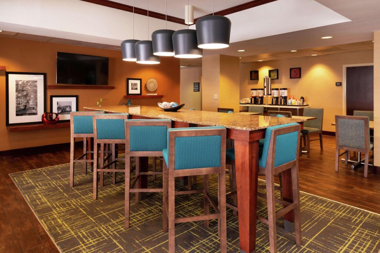 Hampton Inn Greensboro Airport Esterno foto