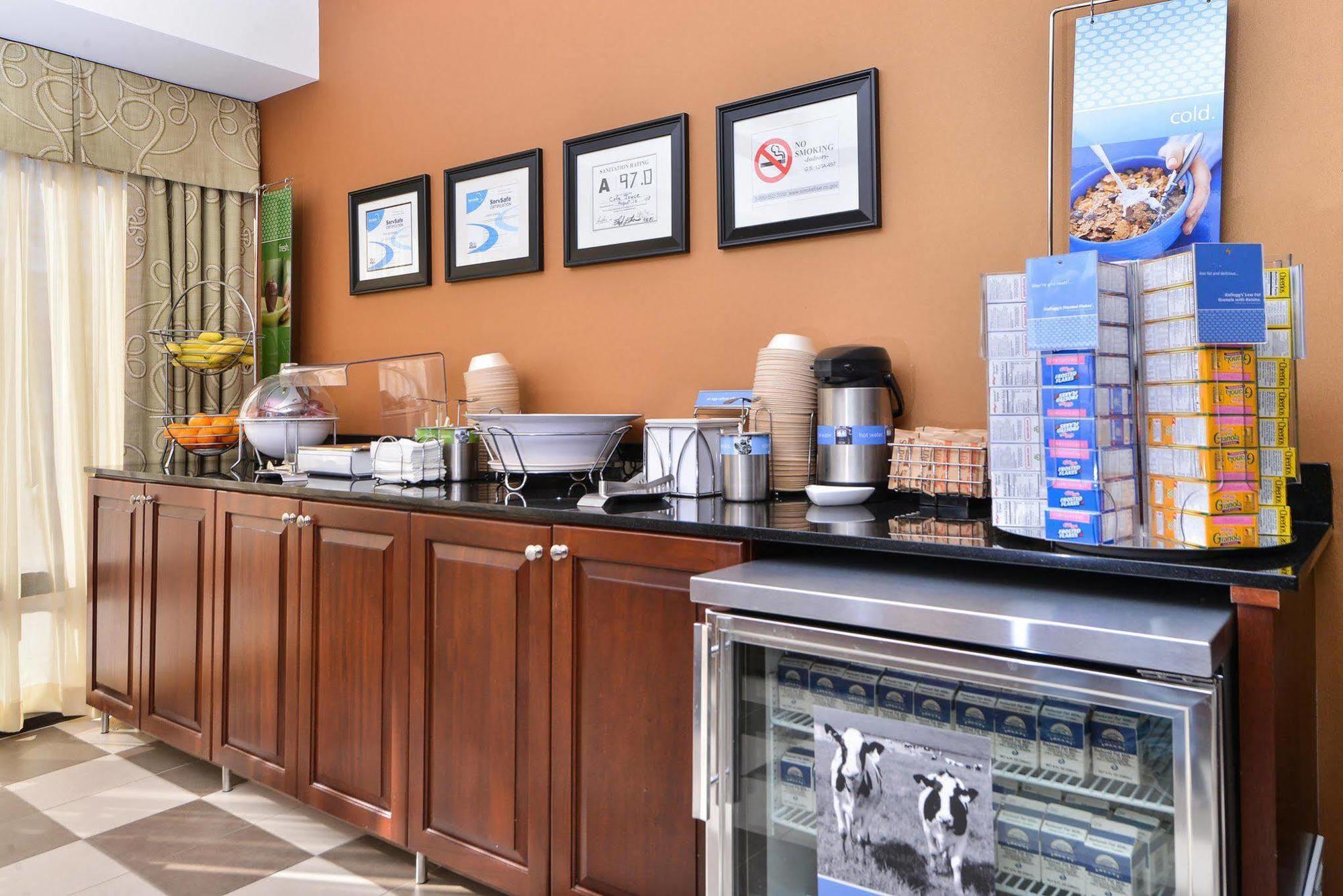 Hampton Inn Greensboro Airport Esterno foto